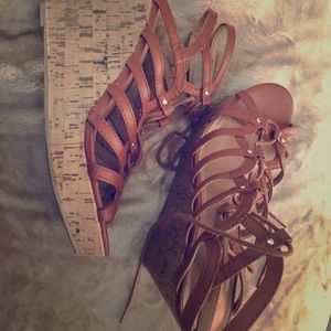 Tie up wedges can adjust to wide feet